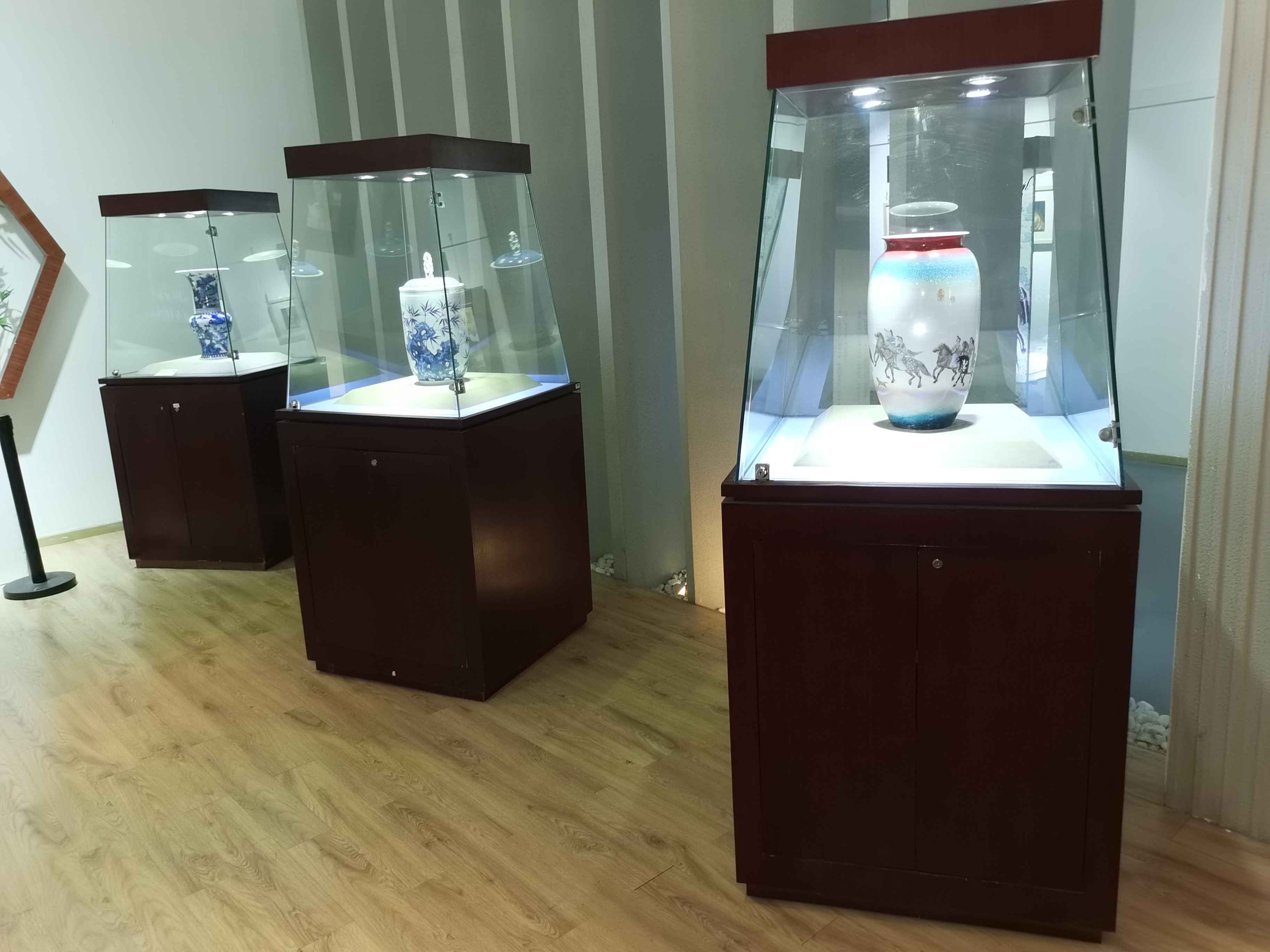 博物馆展柜.jpg